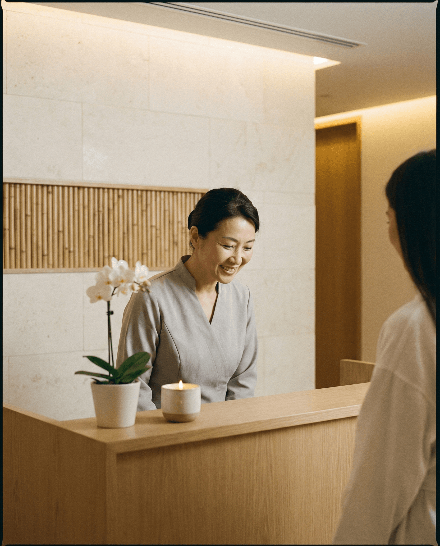 Spa e centro benessere sereno con illuminazione ambientale morbida
